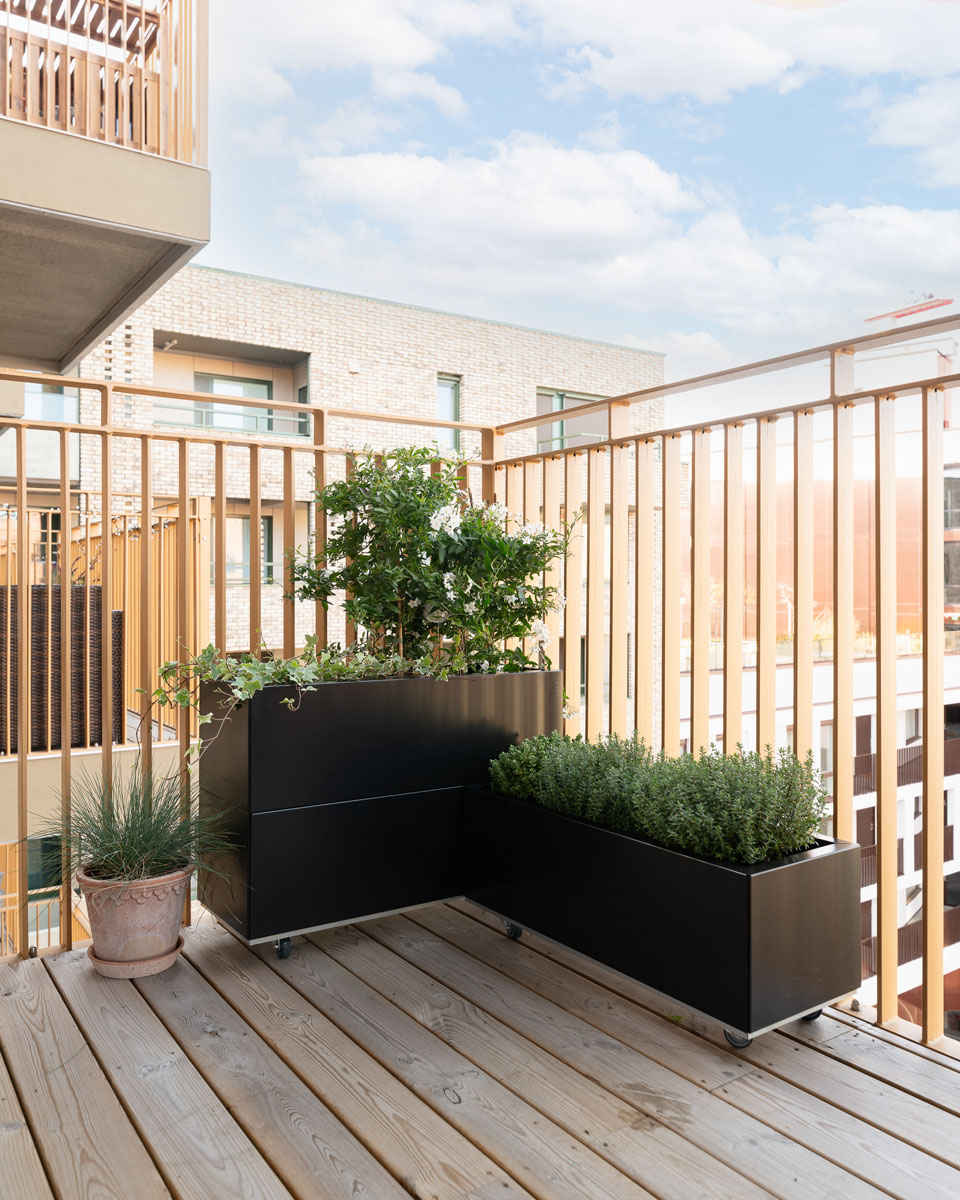 Høy og lav balkongkasse BEDD plantekasse-kombinasjon i verandahjørne