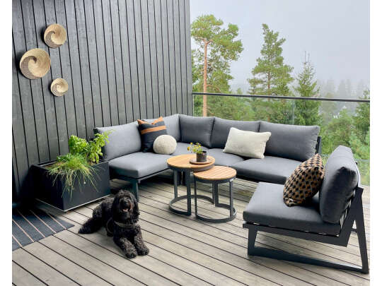 Gardenart hjørnesofa i nytt snitt i sort - rundt hagebord og hund kira
