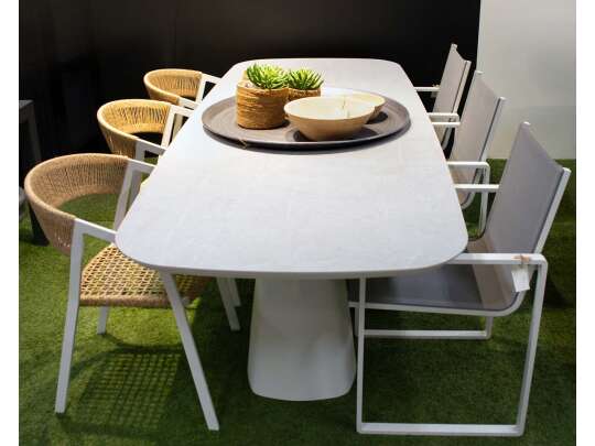 Hvitt gardenart spisebord med steinplate sett fra siden Fine Design