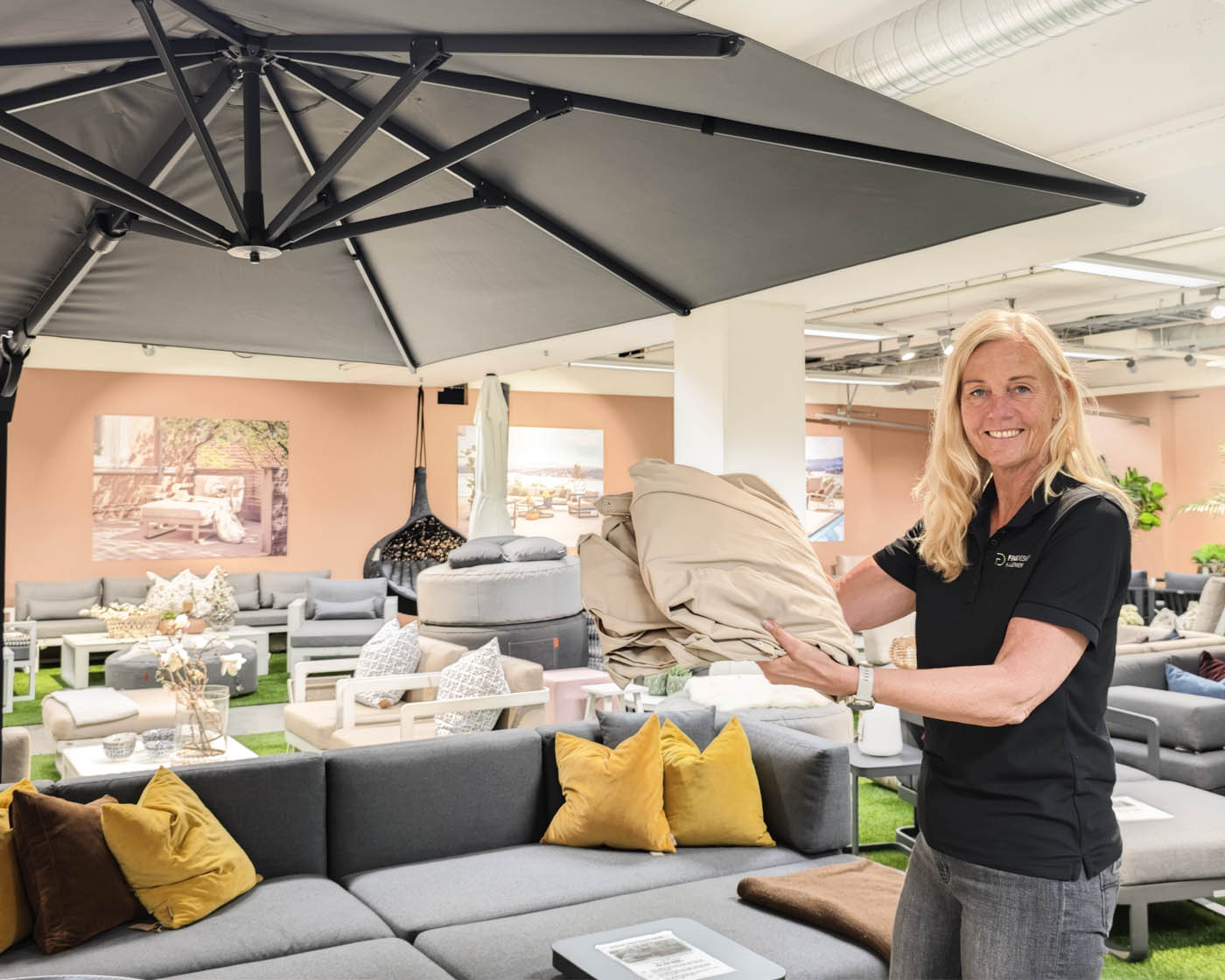 Marianne med parasolltrekk i beige til nye parasollene