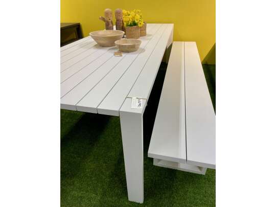 Spisebord og to benker i hvit aluminium fra Gardenart - PAKKEPRIS (100538hvitpakke)