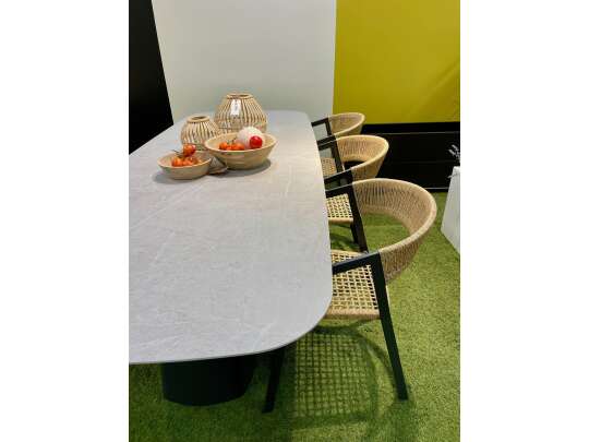 Gardenart spisebord i sort aluminium med steinplate 260x105x75 cm og seks stoler. Pakkepris. (100523pakkesort)
