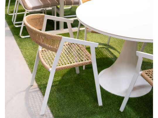 Gardenart spisestol i rotting og hvit aluminium ved rundt bord