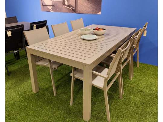 Beige hagebord fra Gardenart med to ileggsplater og seks stoler