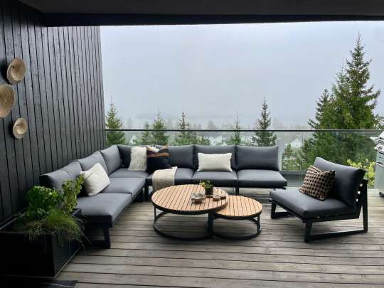 Gardenart stor hjørnesofa og stol i sort aluminium med flott design