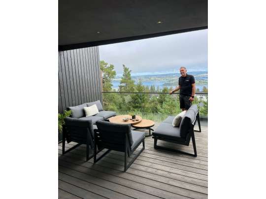 Gardenart sofagruppe med to tosetere og to stoler i sort aluminium med puter