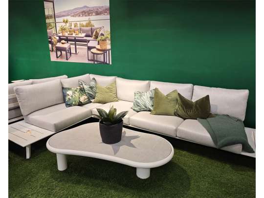 Gardenart hjørnesofa i hvit aluminium med bord med steinplate