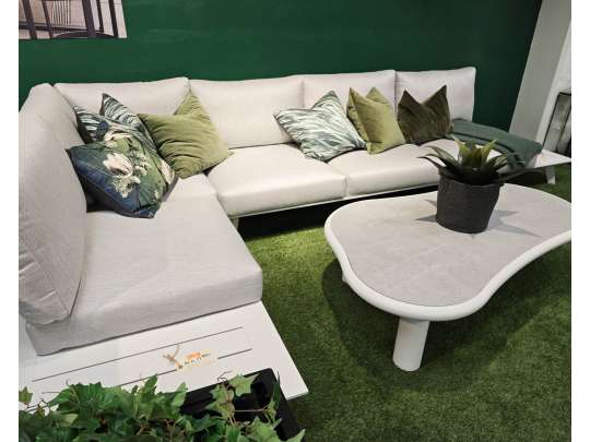 Gardenart hjørnesofa med sidebord i hvit aluminium med bord med steinplate