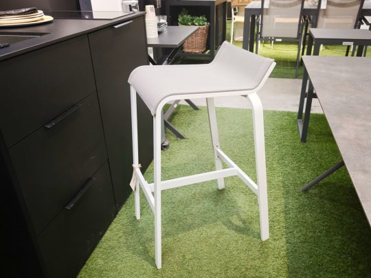 Grå barstol i aluminium og tekstilene fra Gardenart