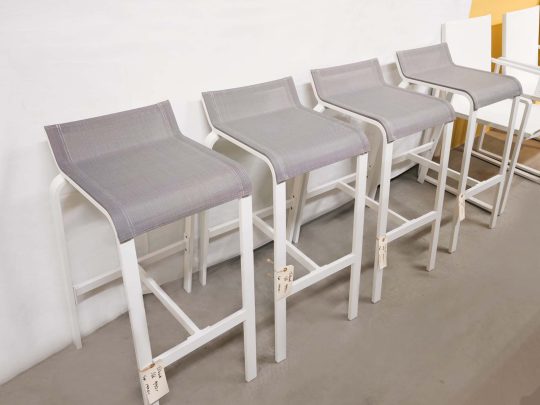 Grå barstoler i aluminium og tekstilene fra Gardenart