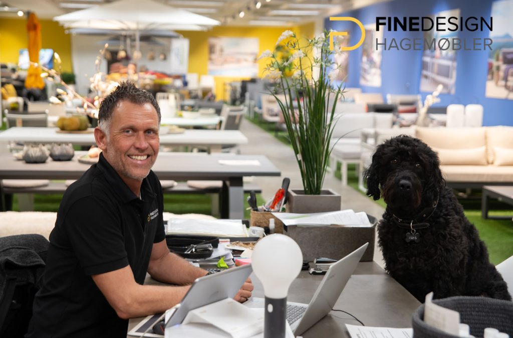 Kjetil Aanerød og firbent ansatt hos Fine Design hagemøbler