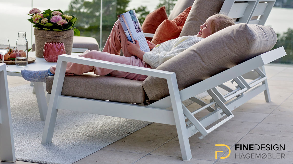 Marte slapper av i justerbar hagesofa i hvitt fra Gardenart