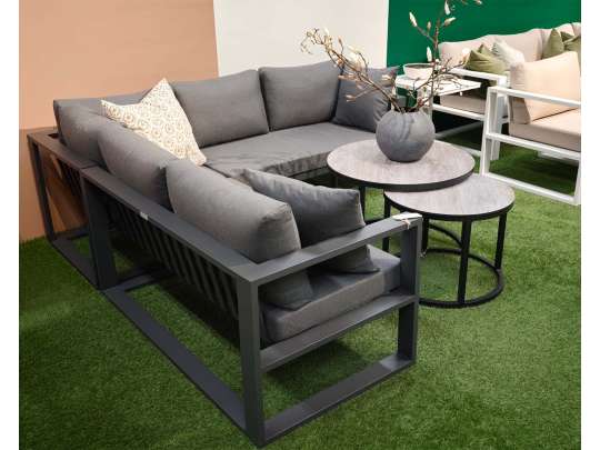 Sort aluminium utesofa fra Gardenart med to bord sett bakfra